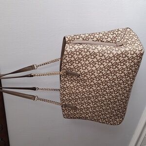 🧚‍♀️DKNY Bryanna Bryant Park logo large shoulder bag, shopper tote. Gold, tan.